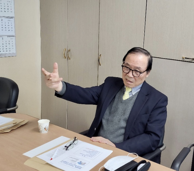 안충영 중앙대 국제대학원 석좌교수가 매일신문과 인터뷰하는 모습. 안 교수는 14일 금융경제선물연구원 세미나 참석 차 대구를 찾아
