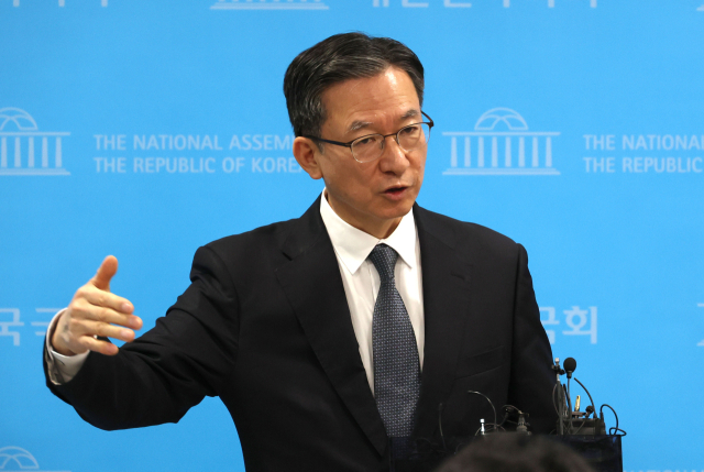 더불어민주당 정성호 의원이 14일 오전 서울 여의도 국회 소통관에서 구치소에 수감된 정진상 전 민주당 대표실 정무조정실장, 김용 전 민주연구원 부원장 면회 당시 발언과 관련해 기자회견을 한 뒤 취재진의 질문에 답하고 있다. 연합뉴스