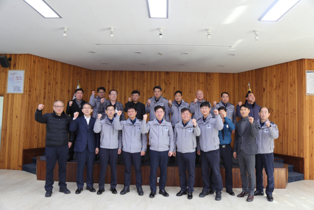 경북 영양경찰서는 지난 14일 대회의실에서 경감급 신규 전입자 간담회를 개최하고 파이팅 포즈로 기념 촬영을 하고 있다. 영양서 제공