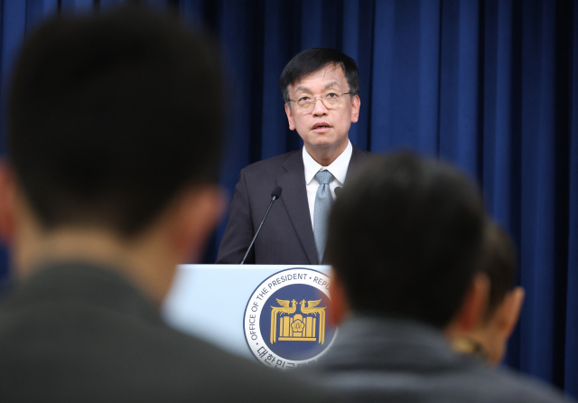 최상목 경제수석이 15일 오전 서울 용산 대통령실 청사에서 열린 브리핑에서 윤석열 대통령이 제13차 비상경제민생회의에서 과점체계인 은행과 통신사의 실질적인 경쟁시스템 보고 등을 지시했다고 밝히고 있다. 연합뉴스