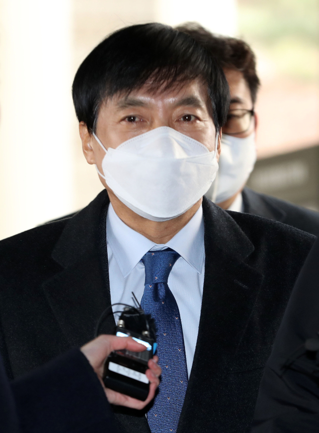 이성윤 전 서울고검장이 15일 오후 서초동 서울중앙지법에서 열리는 선고공판에 출석하고 있다. 이 전 고검장은 대검 반부패강력부장이었던 2019년 6월 불법 출금 의혹을 둘러싼 검찰 수사를 막으려 압력을 행사한 혐의로 별도 기소됐으나, 이날 무죄를 선고받았다. 연합뉴스