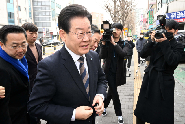 더불어민주당 이재명 대표가 16일 오전 난방비 지원 점검을 위해 서울 관악구 조원경로당을 방문하고 있다. 한편 이날 검찰은 위례 신도시·대장동 개발 특혜와 성남FC 후원금 의혹 등과 관련해 더불어민주당 이재명 대표에 대한 구속영장을 청구했다. 검찰이 제1야당의 대표에 대해 구속영장을 청구한 것은 헌정사상 처음이다. 연합뉴스