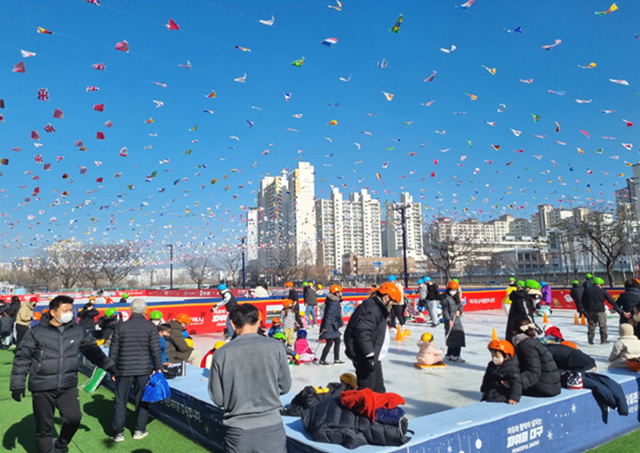 대구시는 3년 만에 문을 연 신천 야외스케이트장에 51일동안 4만7천여명이 방문했다고 16일 밝혔다. 신천 야외 스케이트장 전경. 대구시 제공.