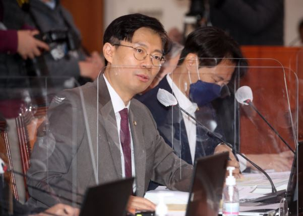 조정훈 시대전환 의원이 지난해 10월 18일 서울 여의도 국회에서 열린 서울고검 등에 대한 국정감사에서 기동민 더불어민주당 의원과 설전을 벌이고 있다. 사진=연합뉴스