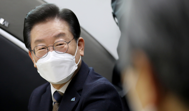 더불어민주당 이재명 대표가 16일 오전 난방비 지원 점검을 위해 서울 관악구 조원경로당을 찾아 어르신들로부터 애로사항을 청취하고 있다. 한편 이날 검찰은 위례 신도시·대장동 개발 특혜와 성남FC 후원금 의혹 등과 관련해 더불어민주당 이재명 대표에 대한 구속영장을 청구했다. 검찰이 제1야당의 대표에 대해 구속영장을 청구한 것은 헌정사상 처음이다. 연합뉴스