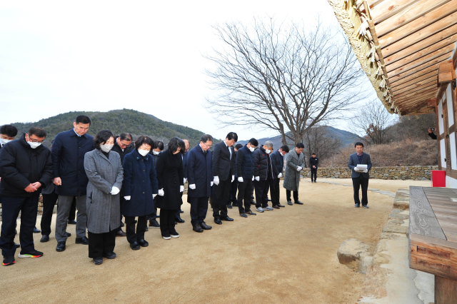 김진열 경북 군위군수와 군청 간부, 박수현 군위군의회 의장, 군의원들이 김수환 추기경 선종 14주년을 맞아 군위읍 용대리 생가에서 추모 참배를 하고 있다. 군위군 제공