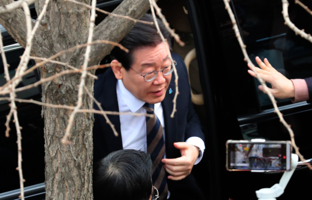 더불어민주당 이재명 대표가 16일 오전 난방비 지원 점검을 위해 서울 관악구 조원경로당에 도착하고 있다. 한편 이날 검찰은 위례 신도시·대장동 개발 특혜와 성남FC 후원금 의혹 등과 관련해 더불어민주당 이재명 대표에 대한 구속영장을 청구했다. 검찰이 제1야당의 대표에 대해 구속영장을 청구한 것은 헌정사상 처음이다. 연합뉴스