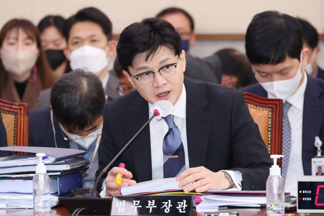 한동훈 법무부 장관이 15일 오전 국회에서 열린 법제사법위원회 전체회의에서 의원질의에 답하고 있다. 연합뉴스
