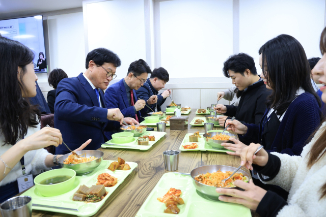 김대권 수성구청장을 비롯한 간부 공무원들은 채식의 날 운영에 참여해 수성구청 구내식당에서 채식을 하고 있다. 수성구청 제공