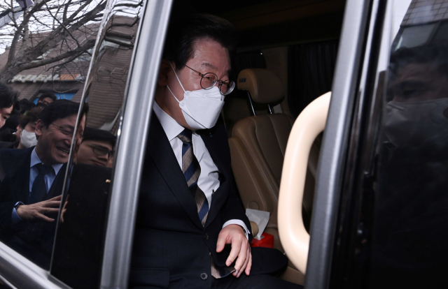 더불어민주당 이재명 대표가 16일 오전 난방비 지원 점검차 서울 관악구 조원경로당을 방문한 후 차에 타고 있다. 한편 이날 검찰은 위례 신도시·대장동 개발 특혜와 성남FC 후원금 의혹 등과 관련해 더불어민주당 이재명 대표에 대한 구속영장을 청구했다. 검찰이 제1야당의 대표에 대해 구속영장을 청구한 것은 헌정사상 처음이다. 연합뉴스