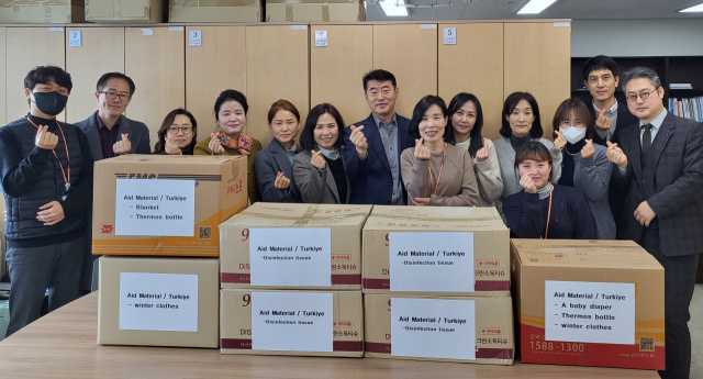 경북도교육청 중등교육과 직원들은 자체적인 모금 활동을 통해 지진으로 큰 피해를 입은 튀르기예 이재민들을 위해 따뜻한 겨울 나기를 위한 구호물품을 전달했다. 이상진 경북교육청 중등교육과장과 직원들이 구호품 앞에서 손가락으로 하트 모양을 만들고 기념 촬영을 하고 있다. 경북교육청 제공