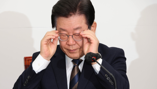 더불어민주당 이재명 대표가 16일 오후 국회에서 열린 최고위원회의에서 안경을 고쳐 쓰고 있다. 연합뉴스