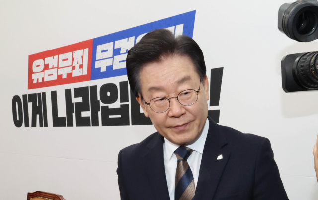 더불어민주당 이재명 대표가 16일 오후 국회에서 열린 최고위원회의에서 검찰의 구속영장 청구에 관해 입장을 발표한 뒤 회의장 변경을 위해 이동하고 있다. 연합뉴스
