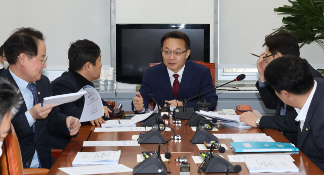16일 오전 서울 여의도 국회에서 열린 정치개혁특별위원회 정치관계법개선소위원회에서 조해진 위원장과 여야 의원들이 이야기를 나누고 있다. 연합뉴스