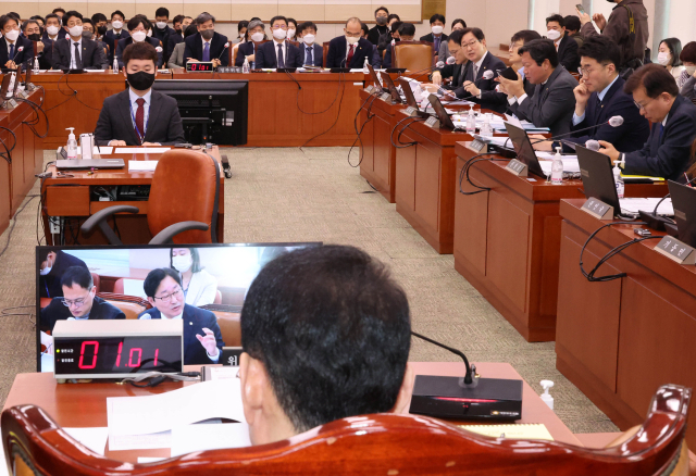 16일 국회에서 열린 법사위원회 전체회의에서 김도읍 위원장과 더불어민주당 박범계 의원이 정진상 전 민주당 대표실 정무조정실장 면회의 자료 유출 문제를 놓고 논쟁을 벌이고 있다. 연합뉴스