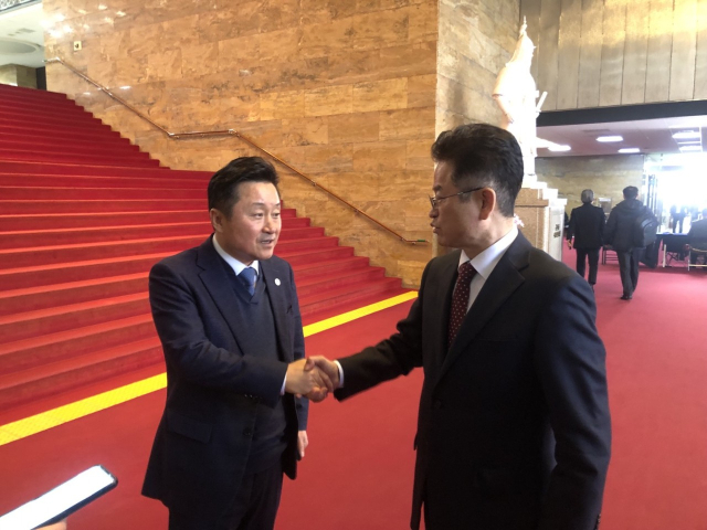 이철우 경북도지사가 16일 대구경북신공항 특별법 관련 국회 국토교통위원회 교통법안심사소위가 끝난 뒤 야당 간사인 최인호(사진) 더불어민주당 의원(부산사하구갑)과 여당 간사인 김정재 국민의힘 의원(포항북구)을 차례로 만나 신속히 소위를 추가 개최해 달라고 요청했다.