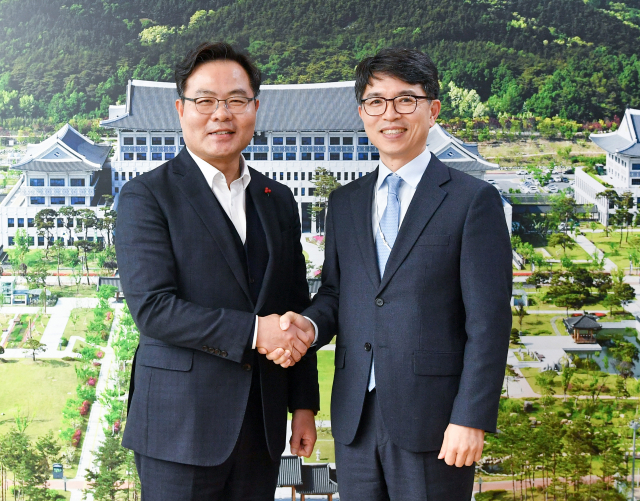 김완섭 기획재정부 예산실장이 16일 경북도청에서 김학홍 경북도 행정부지사와 악수하고 있다. 경북도 제공