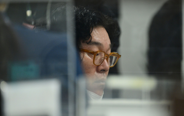 8개월간 도피 끝에 태국에서 붙잡힌 김성태 전 쌍방울그룹 회장이 17일 인천국제공항을 통해 입국하고 있다. 연합뉴스