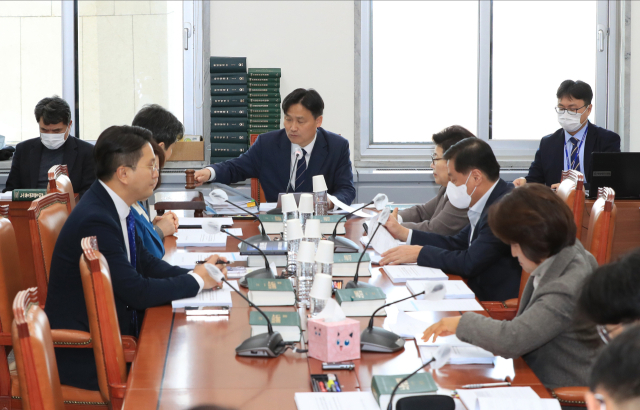15일 국회 환경노동위원회 소회의실에서 열린 환노위 고용노동법안 심사소위원회 회의가 열리고 있다. 연합뉴스
