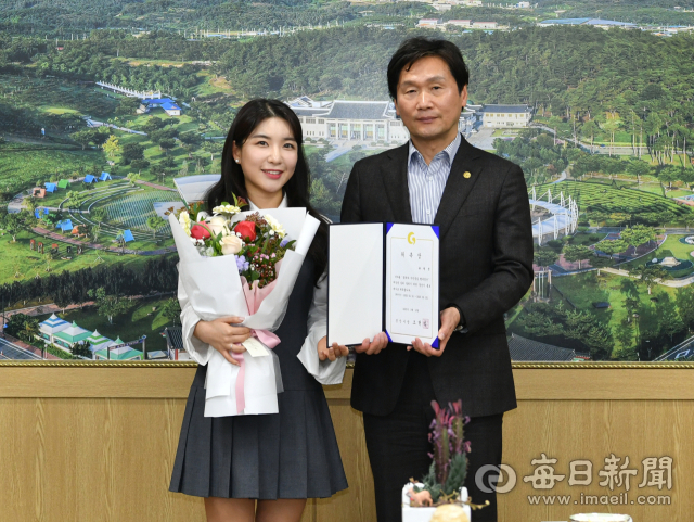 가수 류원정(왼쪽)이 16일 경산시 홍보대사로 위촉된 후 조현일 경산시장과 기념사진을 촬영했다. 경산시 제공