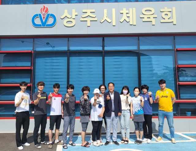 진태종(오른쪽 다섯번째) 상주시의원이 상주시체육회 건물 앞에서 직원들과 함께 기념촬영을 하고 있다. 진태종 시의원 제공