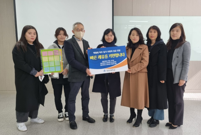 경운대 간호학과 교수장학회 및 학생회 관계자들이 급성 백혈병으로 투병중인 학우에게 성금을 전달하고 있다. 경운대 제공