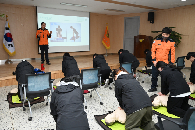 15일 대구서부소방서에서 대구대학교 미디어커뮤니케이션 학과 학생 10여 명을 대상으로 응급처치 교육을 진행하고 있다.