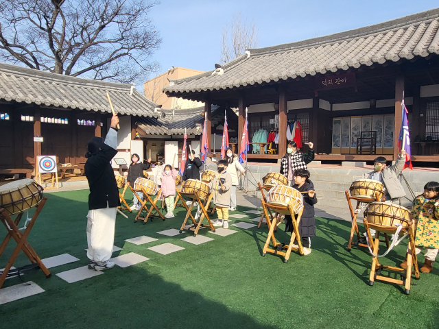 경북 군위군의 사라온이야기마을에서 어린이들이 난타 체험을 하고 있다. 군위군 제공