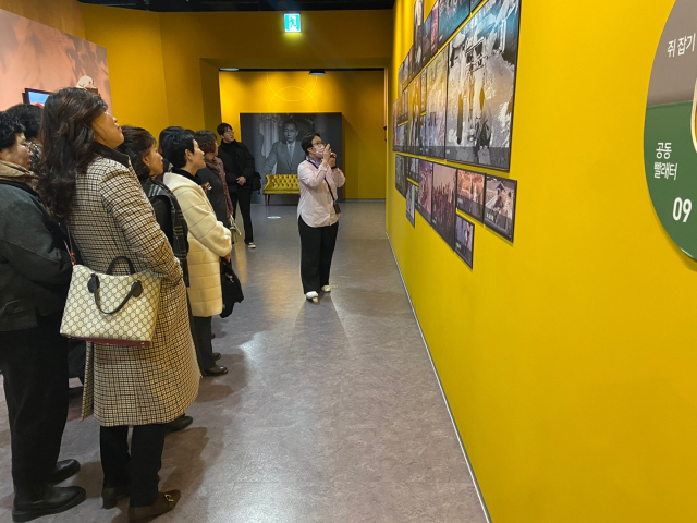 오운여상 졸업생 25명이 지난 16일 추억의 기획전시관을 방문했다. 구미시 제공