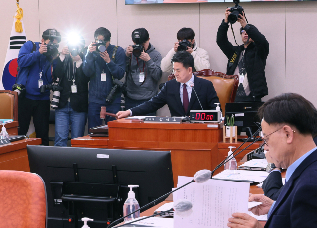 17일 오전 열린 국회 외교통일위원회 전체회의에서 한미동맹 70주년 기념 양국 관계 지속발전 촉구 특별 결의안이 통과되고 있다. 연합뉴스