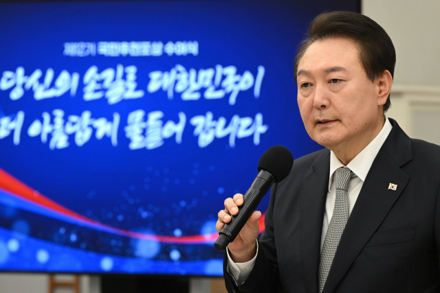 윤석열 대통령이 16일 서울 용산 대통령실 청사 자유홀에서 열린 국민추천 포상 수여식 이후 비공개로 진행된 오찬에서 인사말을 하고 있다. 연합뉴스