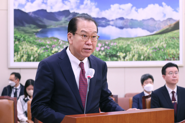 권영세 통일부 장관이 17일 오전 열린 국회 외교통일위원회 전체회의에서 법안 통과에 대한 정부측 인사말을 하고 있다. 연합뉴스