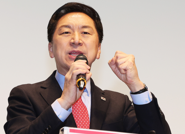 국민의힘 김기현 당 대표 후보가 17일 오후 경기도 화성시 유앤아이센터에서 열린 화성시 당원 교육에서 격려사를 하고 있다. 연합뉴스