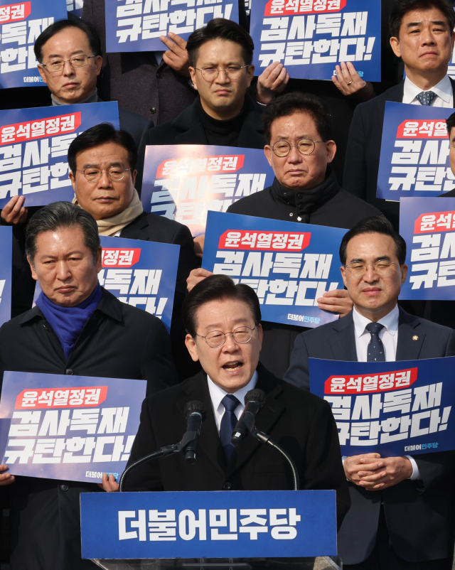 더불어민주당 이재명 대표가 17일 국회 본청 앞 계단에서 열린 