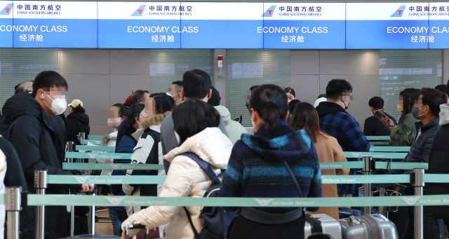 지난 14일 오후 인천국제공항 제1여객터미널 출국장에서 중국행 탑승자들이 탑승수속을 기다리고 있다. 연합뉴스