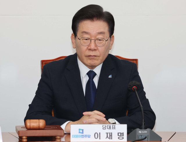 더불어민주당 이재명 대표가 17일 국회에서 열린 최고위원회의에 참석해 있다. 연합뉴스