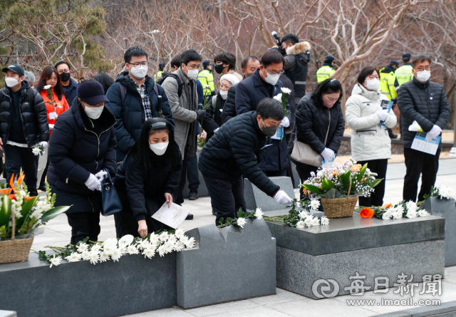 대구지하철참사 20주기 추모식이 18일 오전 대구시민안전테마파크에서 열린 가운데 참석자들이 추모탑에 헌화하고 있다. 우태욱 기자 woo@imaeil.com