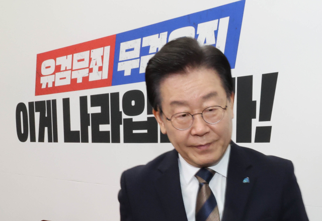 더불어민주당 이재명 대표가 16일 오후 국회에서 열린 최고위원회의에서 검찰의 구속영장 청구에 관해 입장을 발표한 뒤 회의장 변경을 위해 이동하고 있다. 연합뉴스