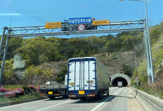 경북경찰이 지역 내 곳곳에 무인 과속 단속 카메라를 설치해 안전운전을 유도하고 있다. 경북경찰청 제공