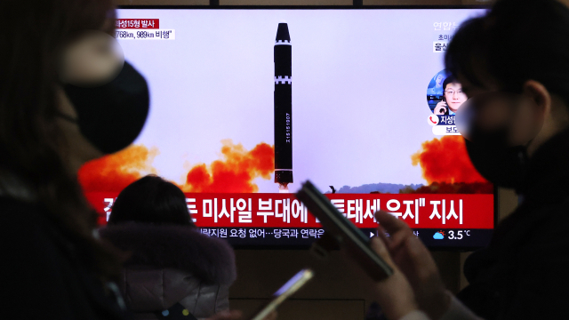 19일 서울역 대합실 TV에 북한 ICBM 발사 관련 뉴스가 나오고 있다. 조선중앙통신은 북한이 전날 오후 대륙간탄도미사일(ICBM) '화성-15형'을 동원해 기습발사 훈련을 했다고 19일 밝혔다. 연합뉴스