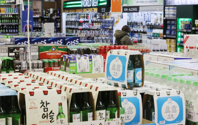 19일 서울 한 대형마트 주류코너에서 시민들이 쇼핑하고 있다. 이날 통계청 국가통계포털에 따르면, 지난해 맥주와 소주 등 술값이 줄줄이 인상되면서 주류 가격은 전년 대비 5.7% 상승했다. 이는 외환위기 직후인 1998년의 11.5% 이후 24년 만에 가장 높은 상승률이다. 연합뉴스