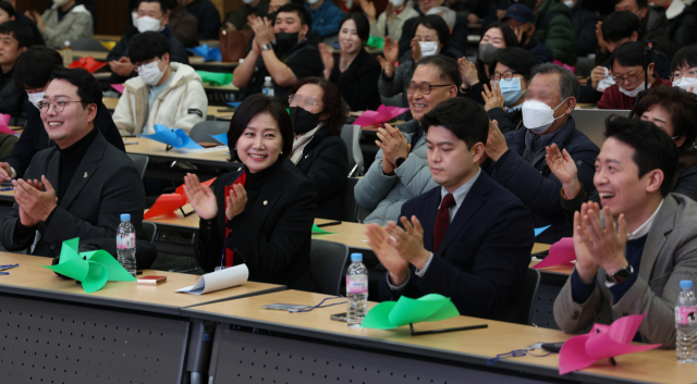 국민의힘 3·8 전당대회에 출마한 친이준석계 후보들이 지난 18일 오후 대구 엑스코에서 열린 국민의힘바로세우기(국바세) 토크콘서트에 참석하고 있다. 왼쪽부터 천하람 당대표 후보, 허은아 최고위원 후보, 김용태 최고위원 후보, 이기인 청년최고위원 후보. 연합뉴스