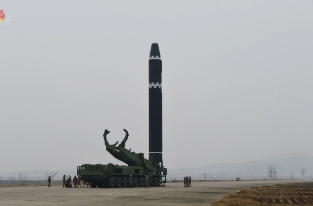 북한이 18일 오후 대륙간탄도미사일(ICBM) '화성-15형'을 발사한 데 이어 이틀 만인 20일 오전 탄도미사일 도발에 나섰다. 사진은 화성-15형. [조선중앙TV 화면] [국내에서만 사용가능. 재배포 금지. For Use Only in the Republic of Korea. No Redistribution] 연합뉴스