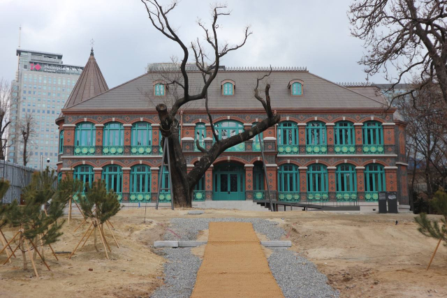 지난 16일 오후 찾은 서울 중구 덕수궁 돈덕전. 외관 공사를 마무리하고 실내 공사와 바깥 조경 정리 작업 등이 이뤄지고 있다. 연합뉴스