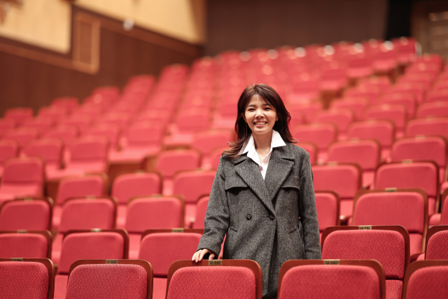 박정숙 행복북구문화재단 상임이사가 공연장에서 포즈를 취하고 있다. 행복북구문화재단 제공.