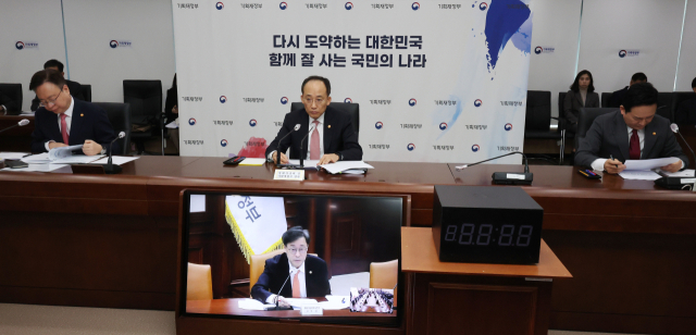 20일 오전 세종시 정부세종청사에서 추경호 경제부총리 겸 기획재정부 장관 주재로 열린 비상경제장관회의에 서울청사에서 영상으로 참석한 박윤규 과학기술정보통신부 2차관이 
