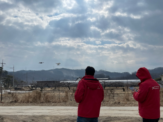 지적재조사사업에 드론을 활용해 정사사진을 촬영하고 있다. 김천시 제공