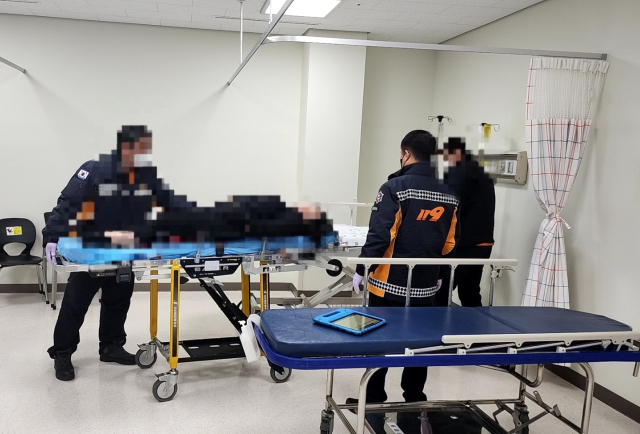 지난 18일 오전 2시 50분쯤 대구의료원 주취자 응급의료센터. 119대원이 의식을 잃은 30대 만취 환자를 응급실 침상으로 옮기고 있다. 김주원 기자