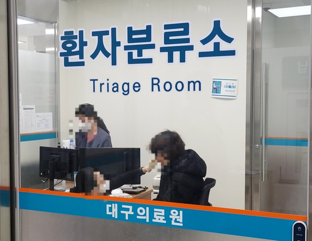 지난 18일 오전 1시 30분쯤 경찰의 보호를 받으며 주취자 응급의료센터로 이송된 40대 만취 환자에 대해 의료진이 혈압과 맥박, 외상 여부 등을 확인하고 있다. 김주원 기자