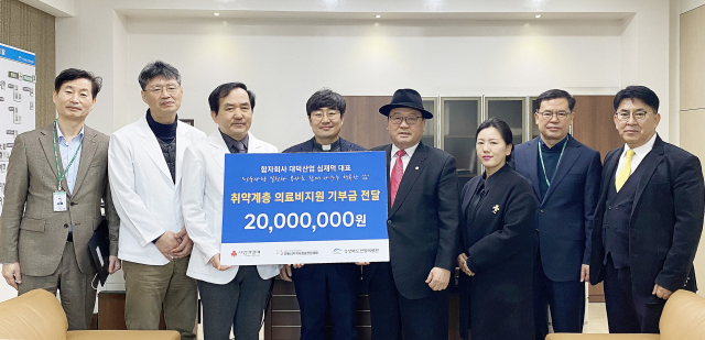 심재덕(왼쪽 다섯 번째) 대덕산업 대표가 안동의료원에 의료취약계층 의료비 지원을 위해 2천만원을 전달했다. 안동의료원 제공